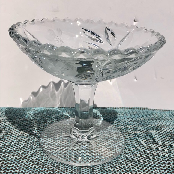 CRYSTAL PEDESTAL DISH CLEAR FLOWERED TRAY CANDIES, COOKIES BOWL 5" X5.5" - Picture 2 of 6